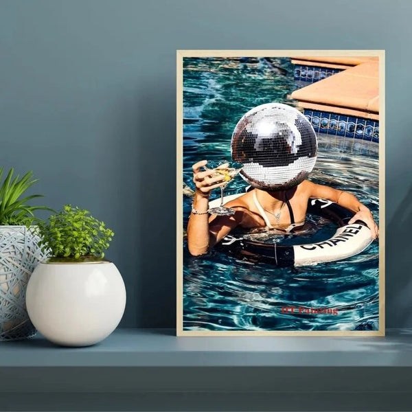 Leinwand - Disco Swimmingpool Kugel Facette Frau Champagner Funky Vintage